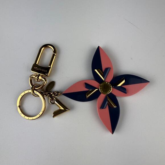 💎✨Authentic LV Pink/Purple Resin Flower And V Key Holder And Bag Charm - Picture 3 of 3